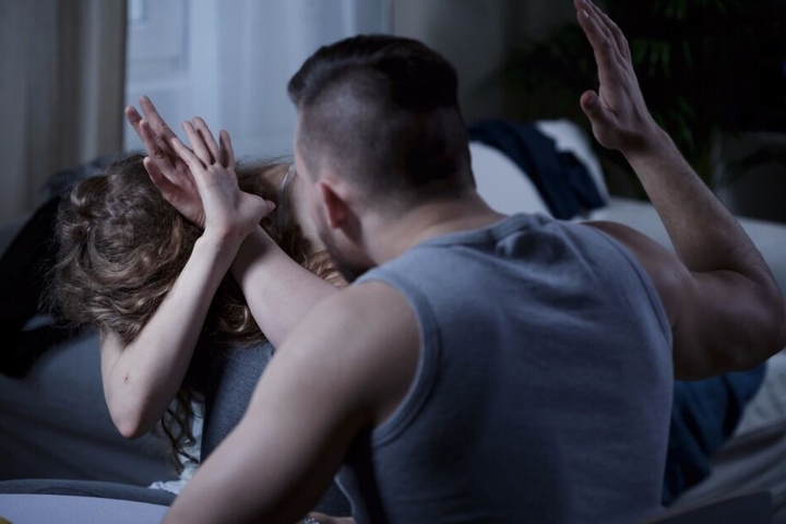 Ein 19-Jähriger soll eine 15-jährige Mitschülerin vergewaltigt haben. (Symbolbild)