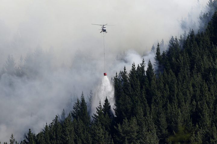 Bei einem Lösch-Einsatz ist ein Feuerwehrmann ums Leben gekommen.