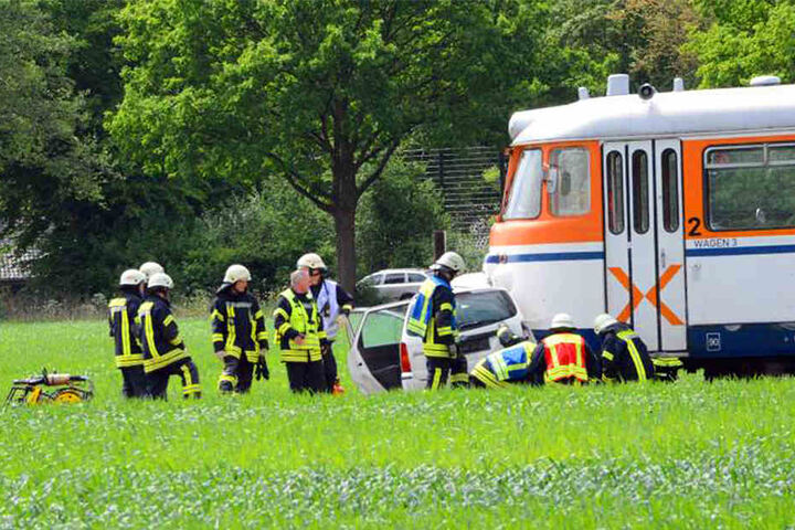 Das Auto des 24-Jährigen und der Museumszug der Osning-Bahn krachten ineinander.