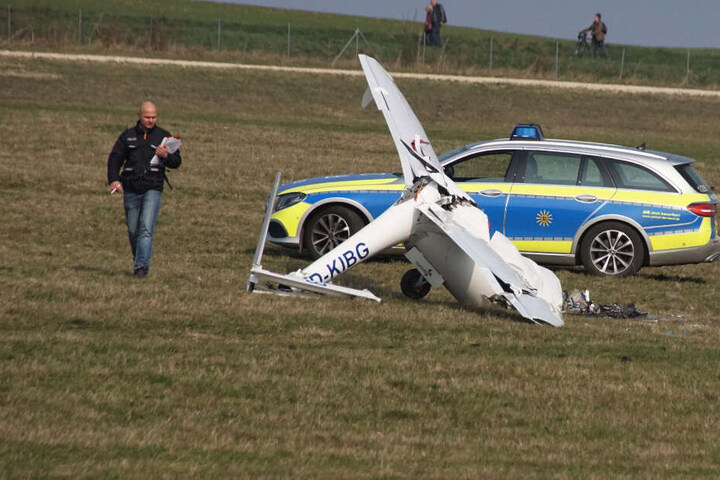 Das Flugzeug zerschellte beim Absturz komplett.