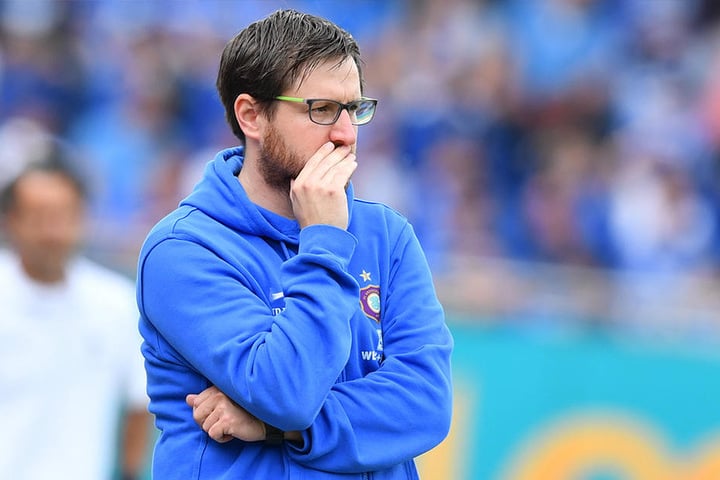 "Was haben wir denn den Schiedsrichtern getan?", fragte sich Aues Trainer Hannes Drews nach dem Spiel.