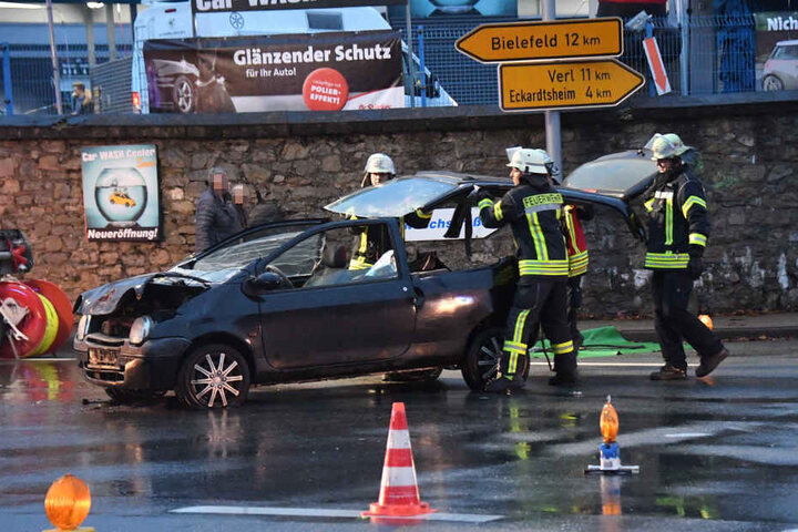 Die Feuerwehr nahm das Dach des Wagens ab, um die Frau aus ihrem Auto zu holen.