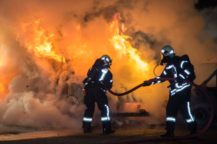 Die Feuerwehr rückte mit mehreren Einsatzwagen an und brachten die Flammen schnell unter Kontrolle.