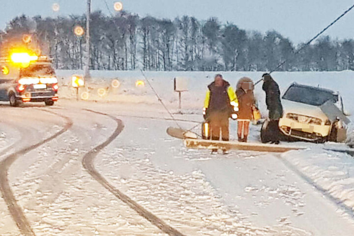 Der Strommasten knickte in Richtung Straße ab.