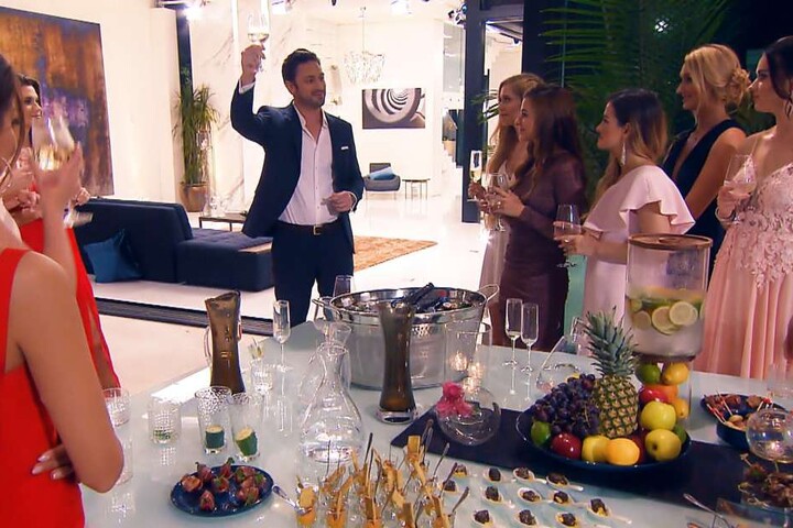 Schon am ersten Abend lässt Sebastian die Champagner-Korken knallen!