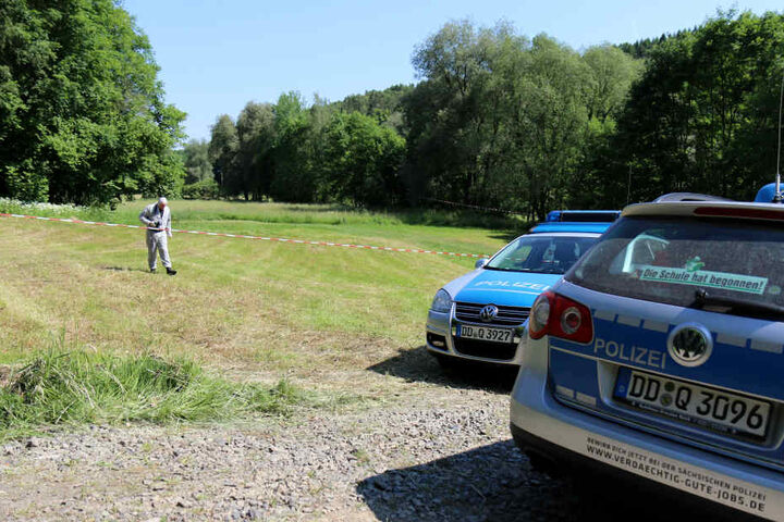 Auf einer Wiese fand ein Spaziergänger den toten Säugling.
