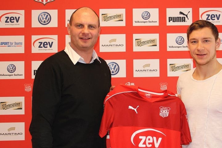 Sportdirektor David Wagner (li.) mit Neuzugang Robert Koch.