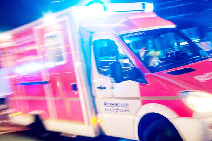 Der schwer verletzte Motorradfahrer wurde in ein nahegelegenes Krankenhaus gebracht (Symbolbild).