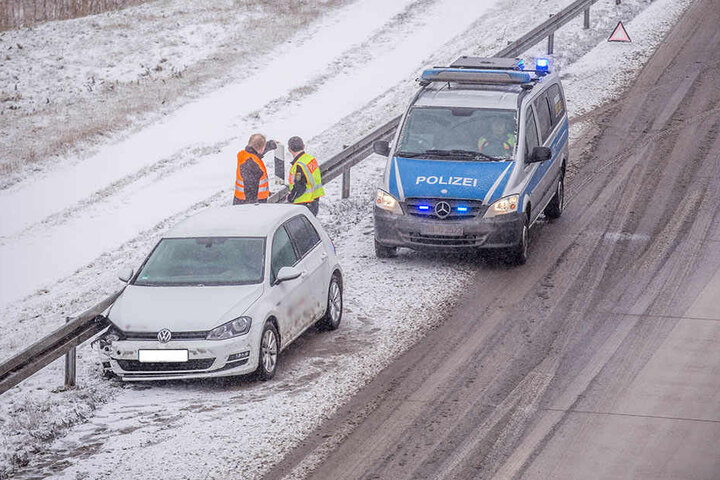 Der VW kam auf der A4 ins Schleudern und krachte in die Leitplanke.