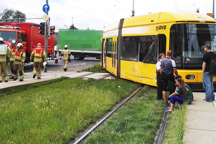 Ein Lkw ist in die Straßenbahnlinie 2 geknallt.
