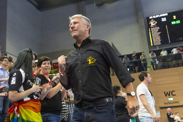 Der Klassenerhalt ist geschafft. HCE-Präsident Uwe Saegeling ballt die Siegerfaust.