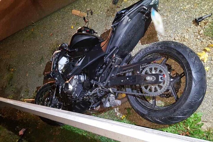 Der Fahrer der Kawasaki wurde bei dem Unfall lebensgefährlich verletzt. Jetzt verstarb er im Krankenhaus.
