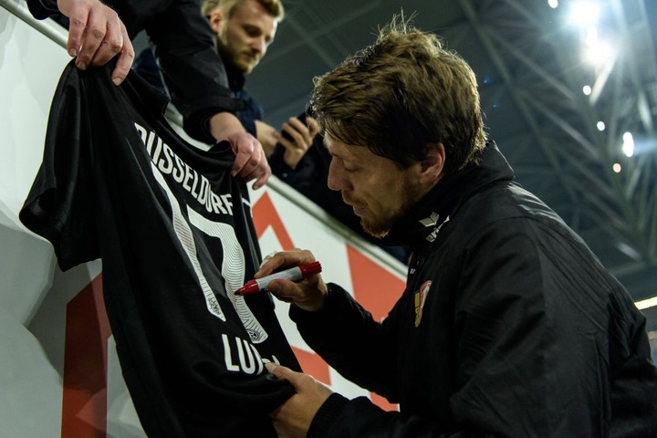 Seine Unterschrift ist immer noch begehrt: Andreas "Lumpi" Lambertz unterschreibt hier auf einem Fortuna-Trikot.
