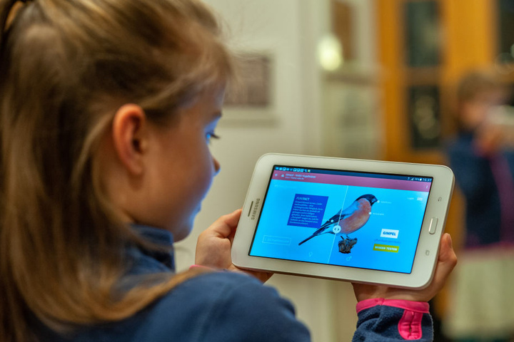 Elisa (7) probiert schon mal die App aus, mit der ab morgen wieder die Vögel gezählt werden.