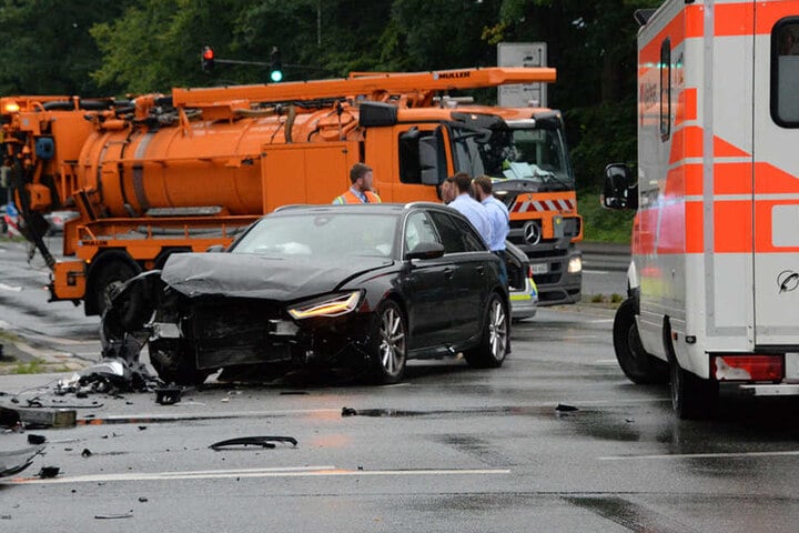 Der Audi war nach dem Zusammenstoß nur noch Schrott.
