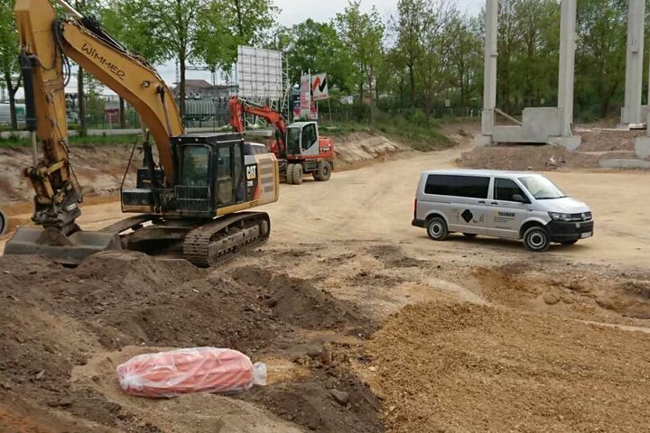 In Plastik gehüllt liegt eine 250 Kilo schwere Bombe aus dem Zweiten Weltkrieg auf einer Baustelle in der Bukarester Straße.