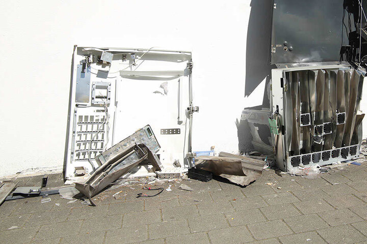 Mit Bargeld und Zigaretten machten sich die Täter auf und davon.