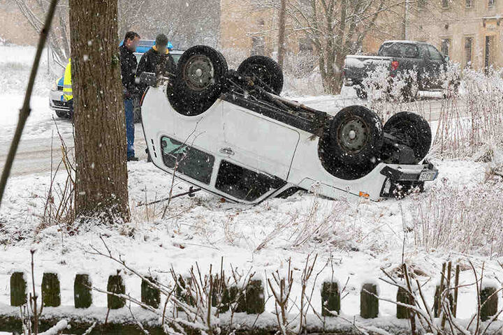Der weiße Lada Niva ist eigentlich ein robuster russischer Geländewagen. Aber diese Straße war selbst ihm zuviel...