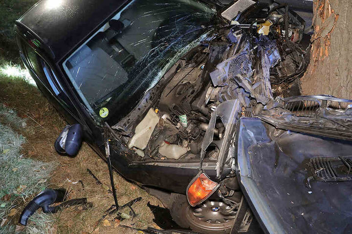 Der Mann knallte mit seinem BMW frontal gegen den Baum.
