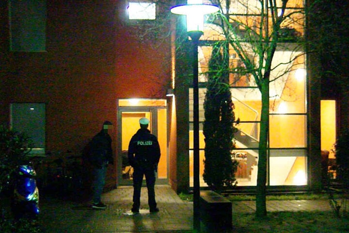 Ein Polizist steht vor dem Haus, in dem der 41-Jährige erschossen wurde.