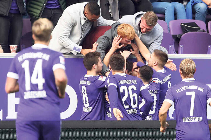 Fabian Kalig (M.) herzt den in einer Jubeltraube versteckten Philipp Riese.