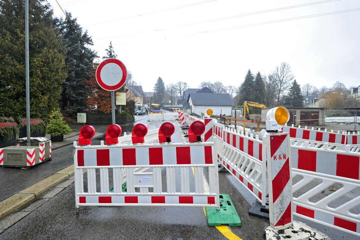 Nichts geht mehr: An solche Sperrschilder werden sich die Röhrsdorfer in den kommenden Wochen gewöhnen müssen.