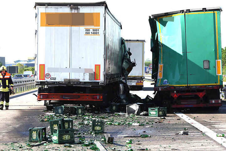 Zwei Lkw, darunter ein Bierlaster stießen bei Dresden auf der Autobahn 13 zusammen.