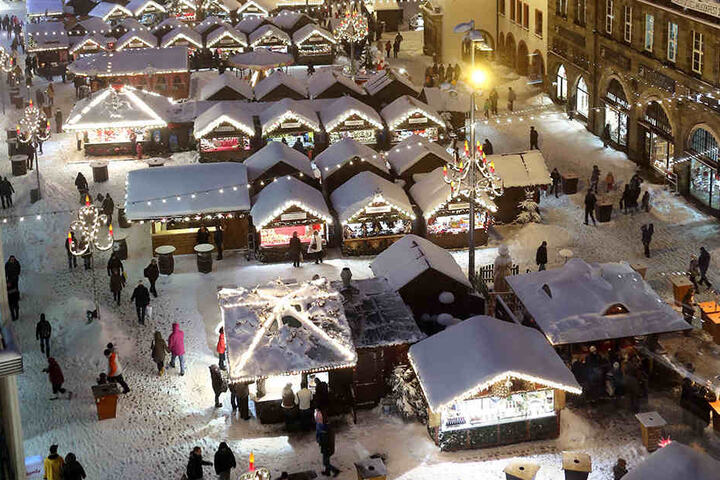 Mit 16 000 Lichtern und 200 Hütten wartet der romantische Weihnachtsmarkt auf
die Besucher.