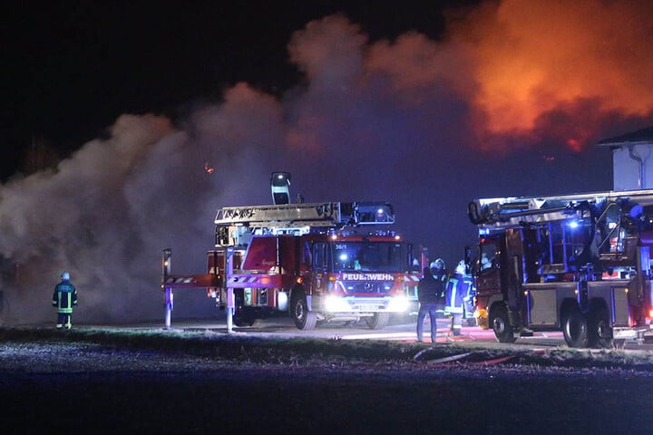 Ein Großaufgebot der Feuerwehr musste ausrücken und ist bis jetzt im Einsatz.