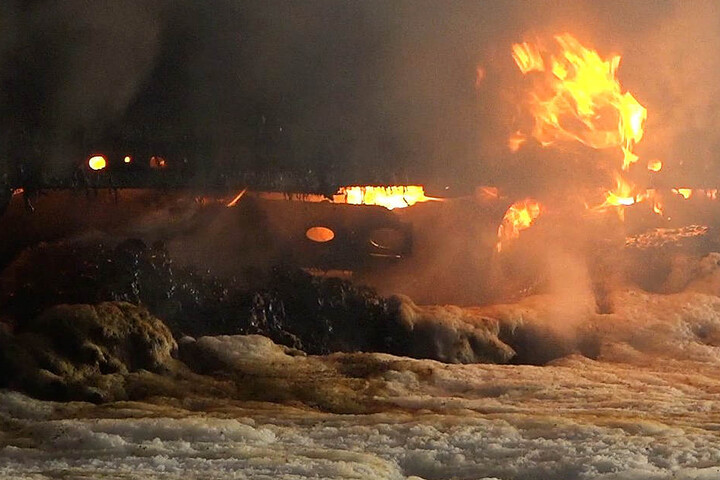 Der Sattelauflieger wurde ein Raub der Flammen.