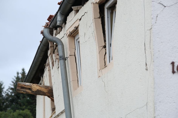 Das Haus kann aktuell nicht betreten werden, ist einsturzgefährdet.