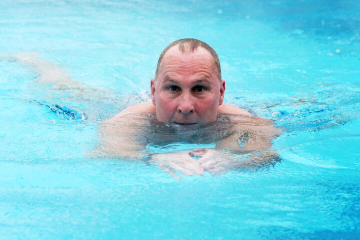 Das Wasser ist sein Element: Helge Leonhardt zog als ehemaliger Kampfschwimmer im Pool seine Bahnen.