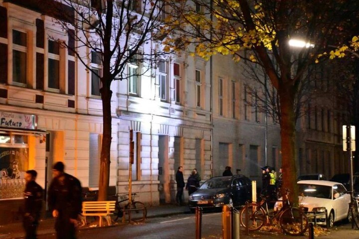 Ermittler suchten vor Ort nach Spuren.
