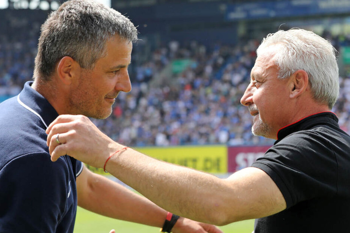 Hansa-Trainer Jens Härtel (l.) und der Kölner Trainer Pavel Dotchev (rechts) begrüßen sich.