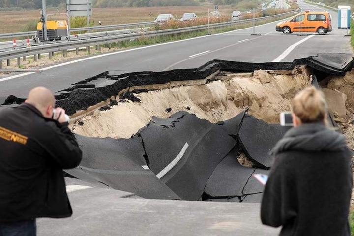 Die Autobahn ist nach dem Absacken der Fahrbahn jetzt in beide Richtungen voll gesperrt.