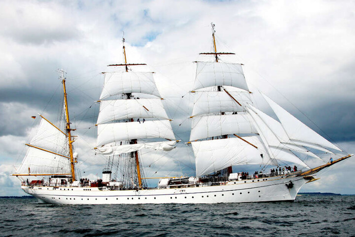 Die "Gorch Fock" ist das Schulschiff der Marine. Zur Zeit liegt sie in einer Werft und wird saniert.