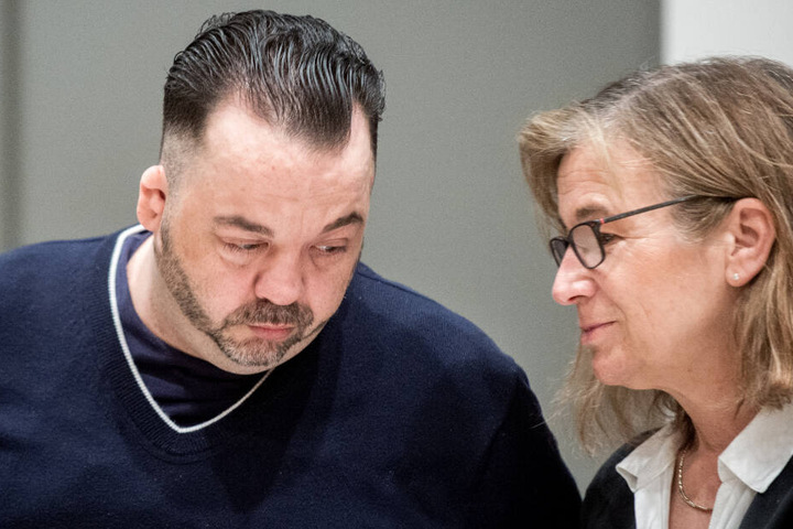 Högel spricht sich mit seiner Verteidigerin Ulrike Baumann im Gerichtssaal ab.