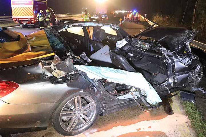 Die Beifahrerseite des Mercedes wurde bei dem Unfall aufgerissen.