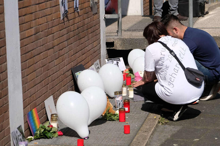 Kerzen, Blumen und Luftballons wurden aufgestellt.