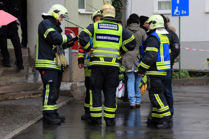 Einsatzkräfte beraten über das weitere Vorgehen.