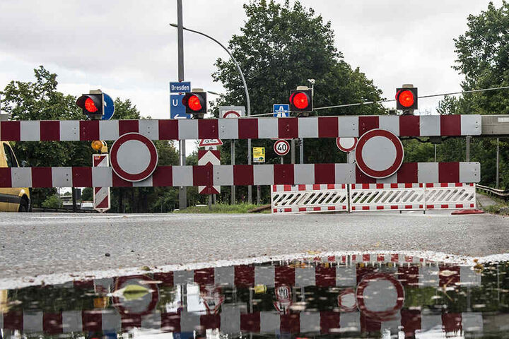 Warnschilder verhindern in Berlin vom Siemensdamm aus die Auffahrt zur Rudolf-Wissel-Brücke.