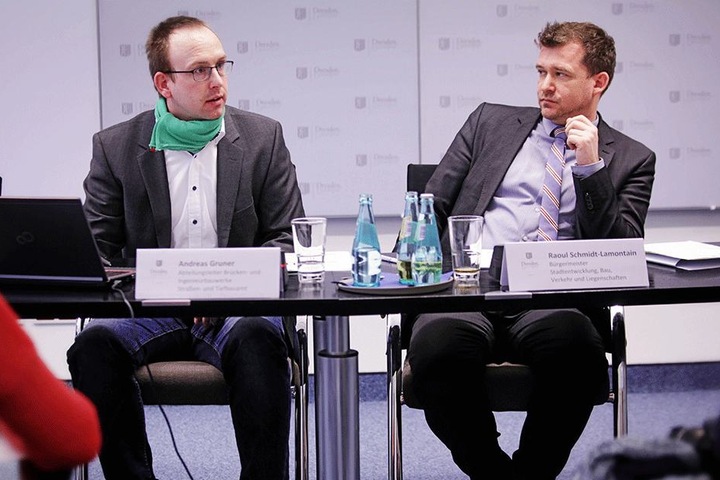 Baubürgermeister Raoul Schmidt-Lamontain (41, r.) und Andreas Gruner (31) vom Straßen- und Tiefbauamt stellten die Brückenbauvorhaben für 2018 vor.