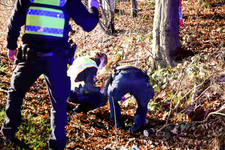 Polizisten sicherten im Umfeld des Unfalls Spuren.