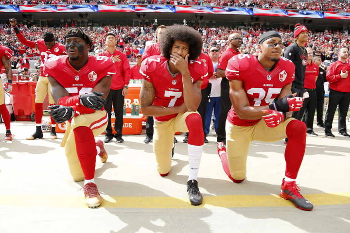 Kaepernick (Mitte) hatte 2016 damit begonnen, bei der Hymne der NFL-Spiele aus Protest gegen Rassismus und Polizeigewalt auf die Knie zu gehen.