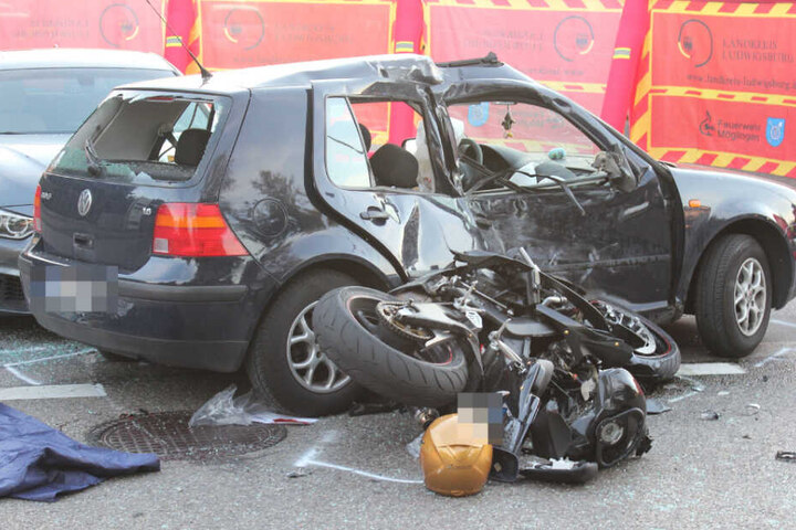 Das Motorrad stieß mit den VW zusammen.