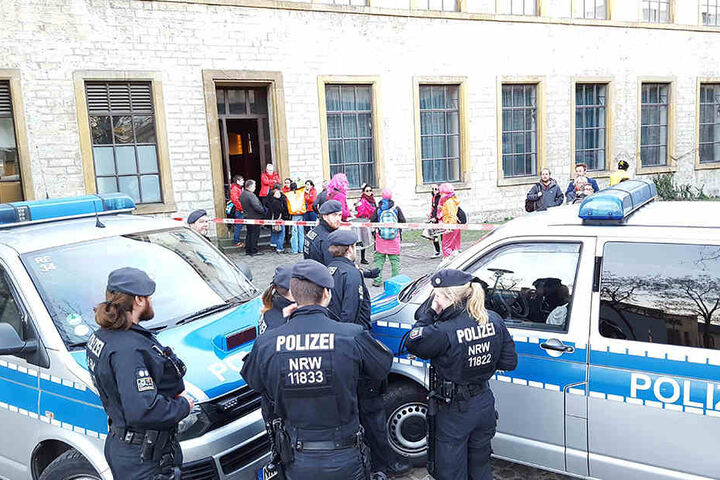 Die Polizei musste Demonstranten vom Veranstaltungsort fern halten.