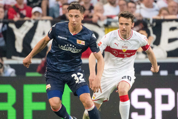Berlins Robert Zulj (l.) und VfB-Kapitän Christian Gentner begegnen sich auf Augenhöhe.