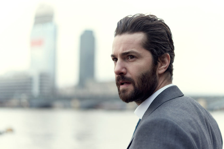 "Hard Sun hinterfragt, was eine bevorstehende Apokalypse mit der Gesellschaft machen würde... jede Figur ist auf irgendeine Art verhaltensauffällig", erklärt der Schaupieler Jim Sturgess der den Ermittler spielt.