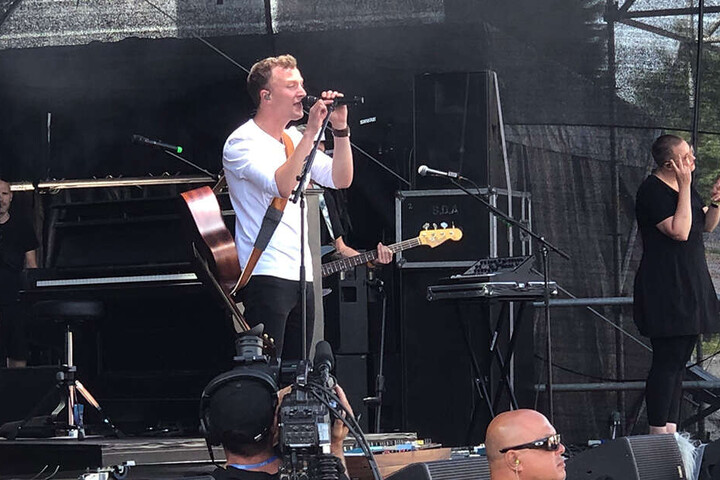 Beim Hit "Herz über Kopf" sangen alle begeistert mit: Joris war 2018 als Konzertbesucher in Chemnitz, 2019 sang er live.