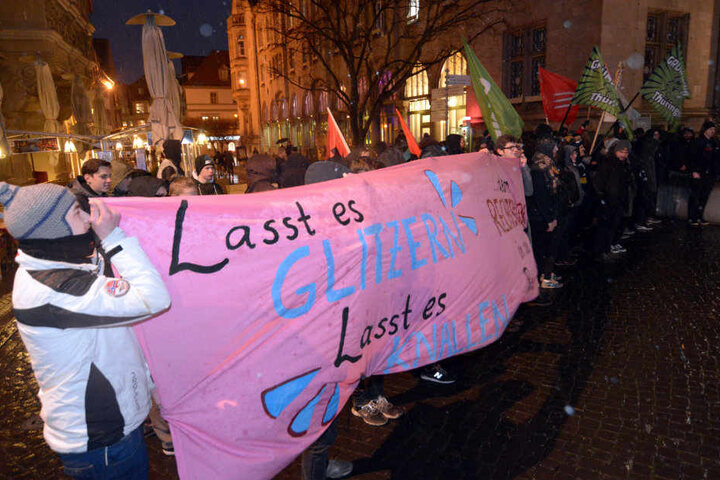 Auf Seiten der Protestgegner versammelten sich nach Polizeiangaben etwa 60 Menschen.